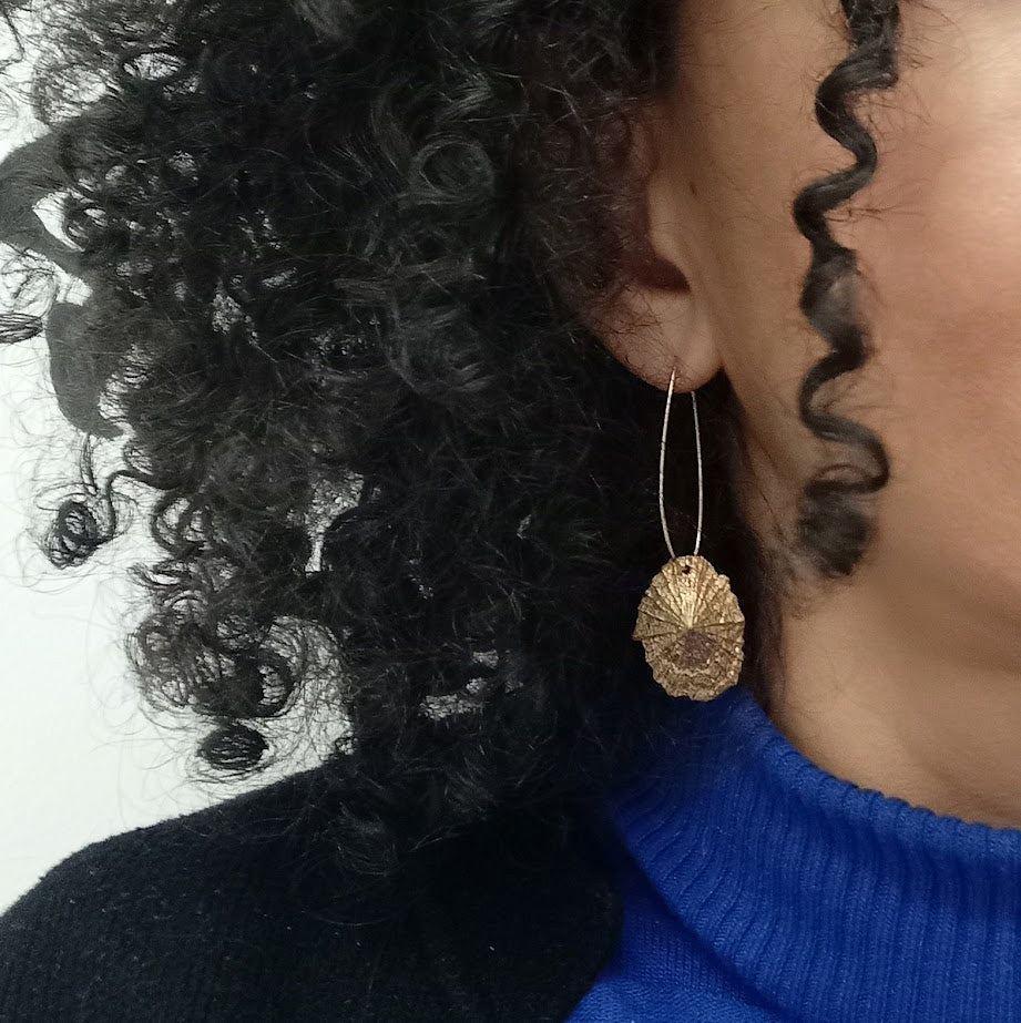 Boucles d'oreilles bronze doré en métal recyclé coquillage, création artisanale